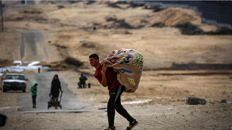 Les frappes et combats se poursuivent à Gaza, les civils fuient massivement Rafah