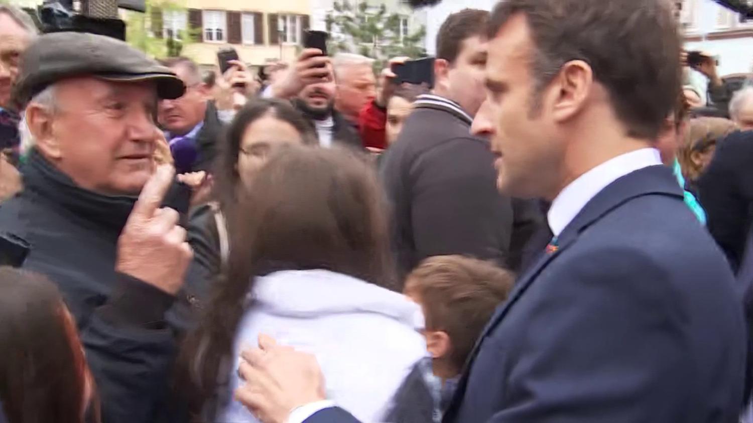 [Vidéo] Macron hué lors d’un bain de foule en Alsace