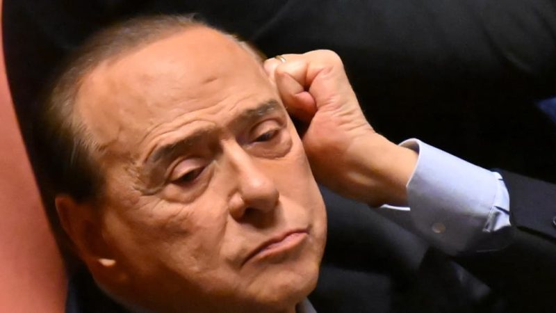 Italie: Silvio Berlusconi hospitalisé en soins intensifs à Milan