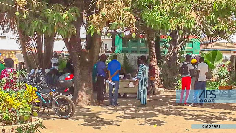 Ziguinchor-Inscription sur les listes électorales : une forte affluence des jeunes devant la préfecture