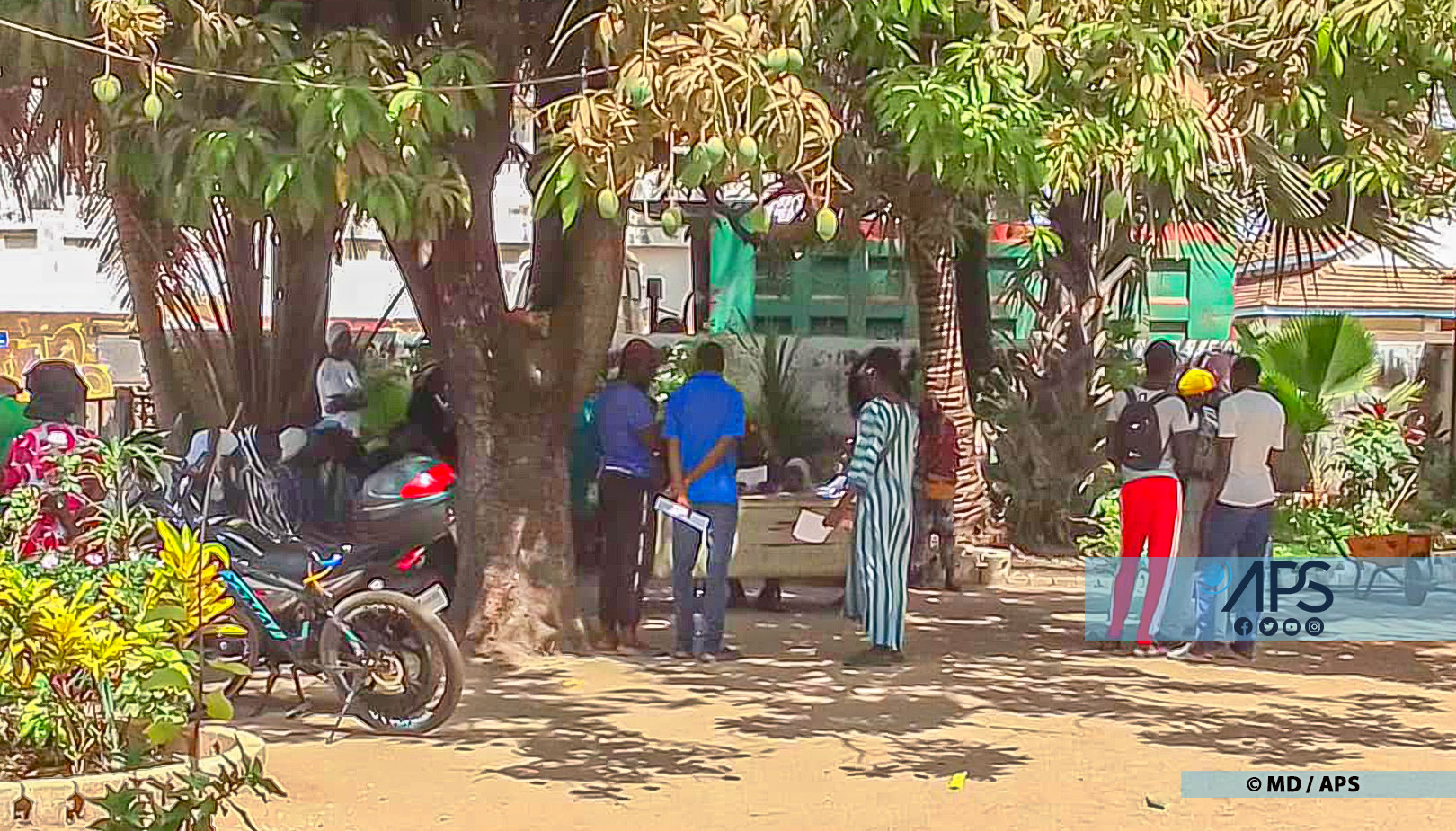 Ziguinchor-Inscription sur les listes électorales : une forte affluence des jeunes devant la préfecture