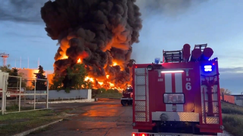 Crimée: incendie dans un dépôt de pétrole à Sébastopol après une attaque de drones…