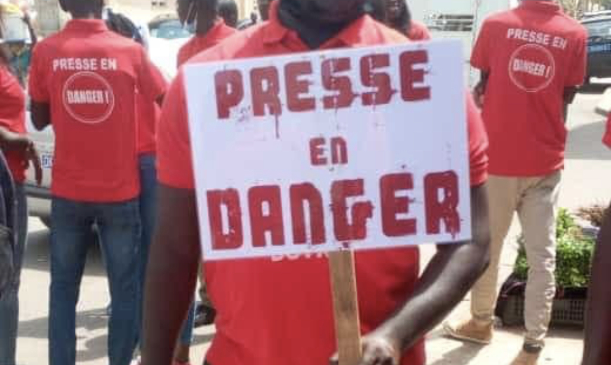 Tremblez, journalistes à la plume trempée dans du vitriol ou à la voix irrévérencieuse !