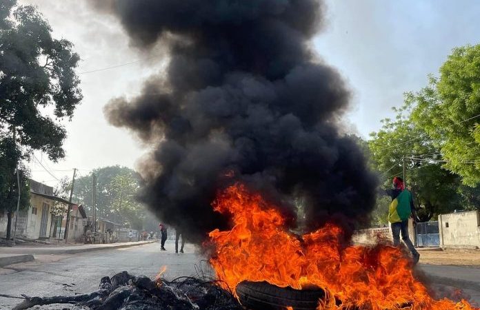 Affrontements près de la maison d’Ousmane Sonko : Le véhicule des GIGN brulé