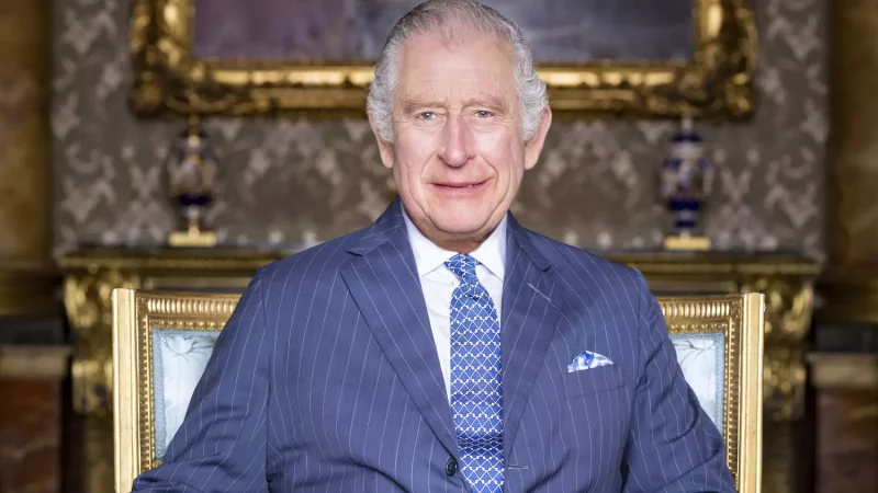 Charles III: du prince engagé au roi du silence?