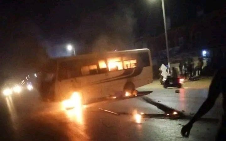 Mbour: Deux Bus de Dakar Dem Dikk incendiés lors de violentes manifestations…