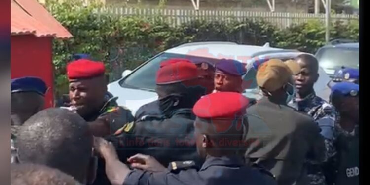 Insolite : Affaire Sweet Beauté: Bagarre entre un garde de Adji Sarr et un gendarme au tribunal de Dakar