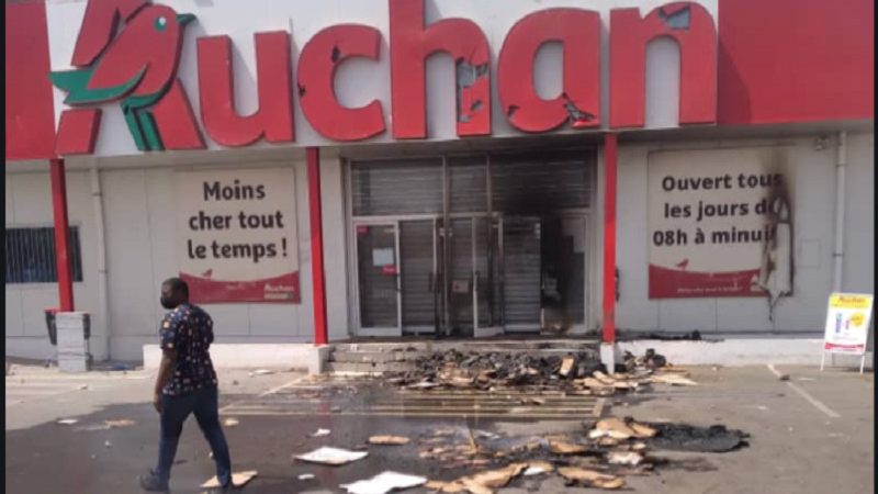Mbour : Pillages de plusieurs magasins, vitrines cassées, Auchan se barricade