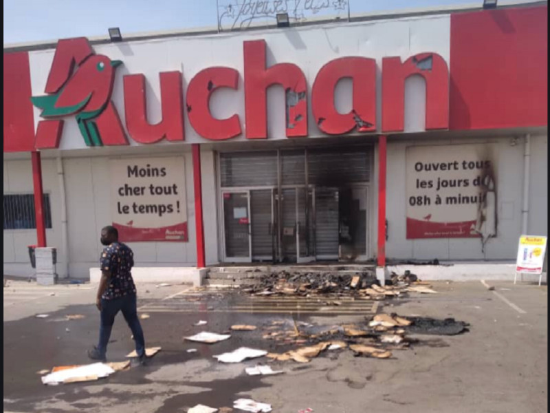 Mbour : Pillages de plusieurs magasins, vitrines cassées, Auchan se barricade