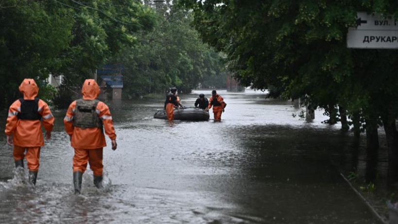 Ukraine: trois morts et 10 blessés dans le bombardement d’un bateau d’évacués des inondations