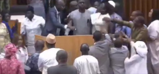 Assemblée nationale : Les images des altercations entre députés de l’opposition et ceux du pouvoir (vidéo)