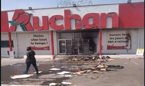 Saccage, pillage, incendie… : Gros coup dur pour Auchan et 300 travailleurs