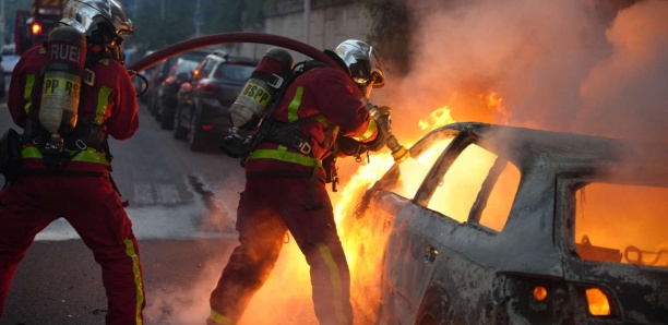 France : Mort d’un pompier à Saint-Denis en luttant contre des incendies de véhicules…