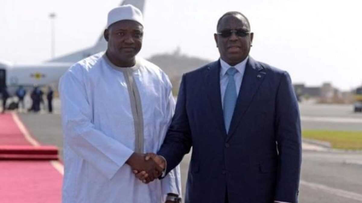 Renoncement de Macky Sall à un 3ème mandat: Le Pdt Gambien Adama Barrow parle «d’une décision courageuse qui renforcera la démocratie au Sénégal »…