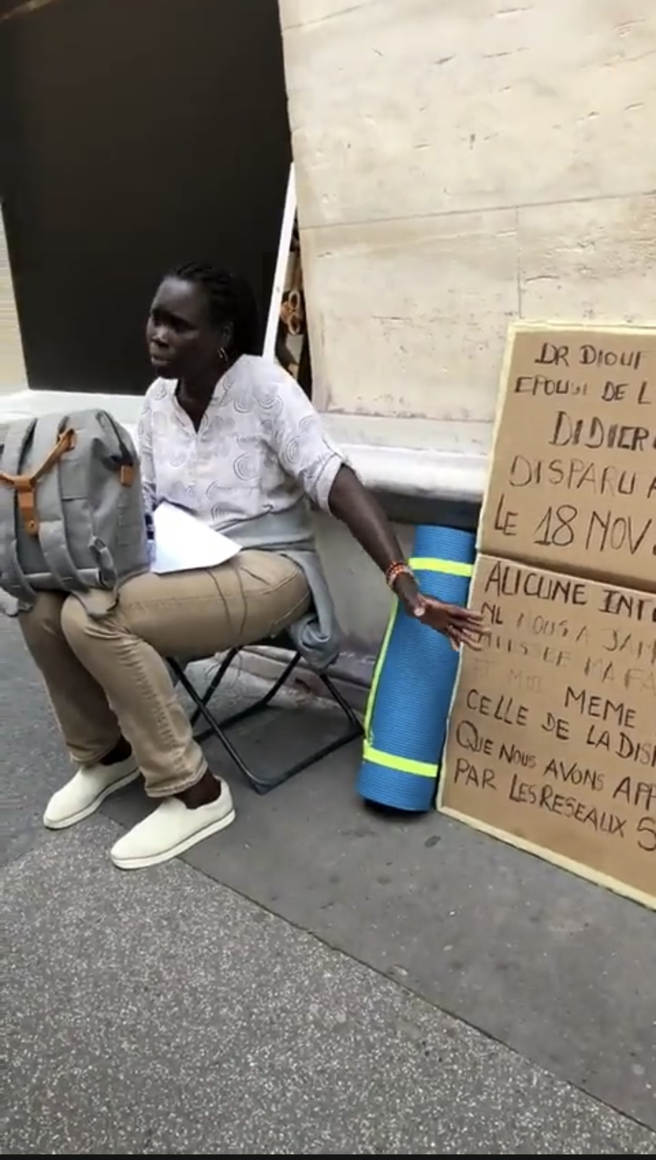 Paris : l’épouse de Didier Badji, le gendarme qui a mystérieusement disparu, en grève de la faim