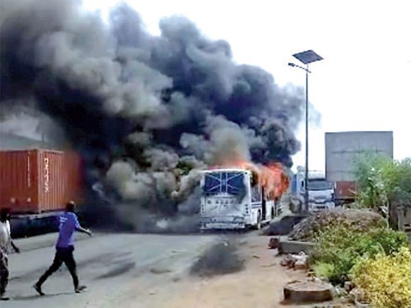 Deux morts dans un Bus Tata incendié: Pastef exige « une enquête objective pour que les auteurs de cet acte odieux soient arrêtés et punis à la hauteur de leur crime»