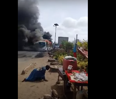 Manifestations en soutien à Sonko: Un bus Tata plein de clients brûlé à Yarakh…