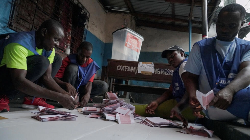 Présidentielle au Liberia: l’écart entre Weah et Boakai reste mince alors que le dépouillement touche à sa fin