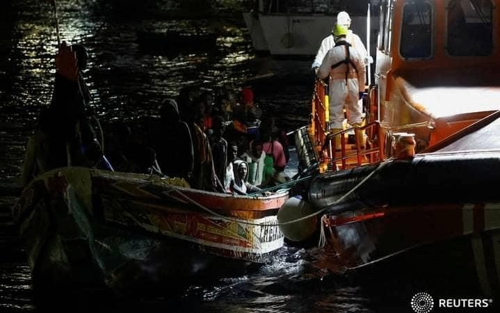 Une pirogue partie du Sénégal avec 232 personnes a accosté ce samedi à El Hierro: 2 décès et 9 migrants évacués à l’hôpital