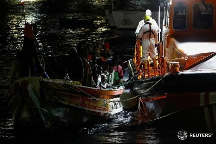 Une pirogue partie du Sénégal avec 232 personnes a accosté ce samedi à El Hierro: 2 décès et 9 migrants évacués à l’hôpital