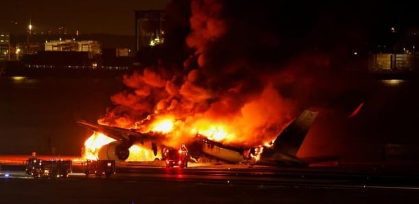 Japon : un avion de ligne en feu après avoir heurté un autre appareil à l’aéroport de Tokyo