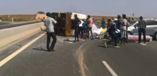 [Document] Autoroute : Un poids lourd se renverse à hauteur de Sebikotane, le trafic perturbé