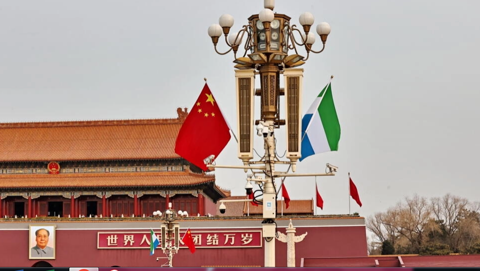 Sierra Leone: le débat sur la dette envers la Chine resurgit à l’occasion d’une visite du président à Pékin
