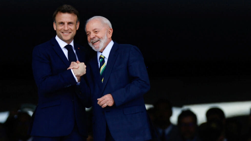 Au Brésil, Macron et Lula affichent leur complicité, malgré quelques divergences sur l’Ukraine