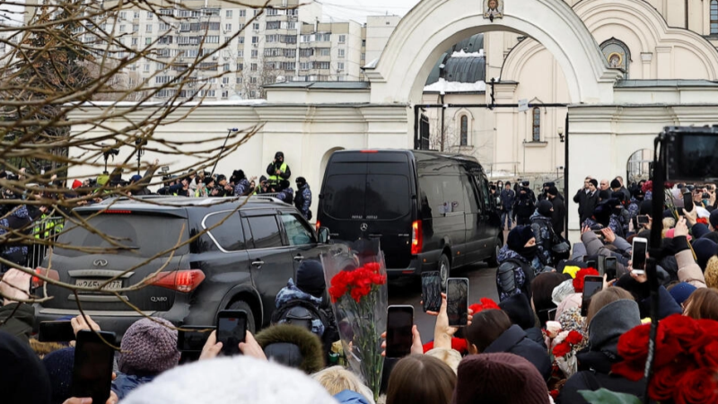 En Russie, des milliers de personnes rendent hommage à Alexeï Navalny lors d’obsèques sous haute surveillance