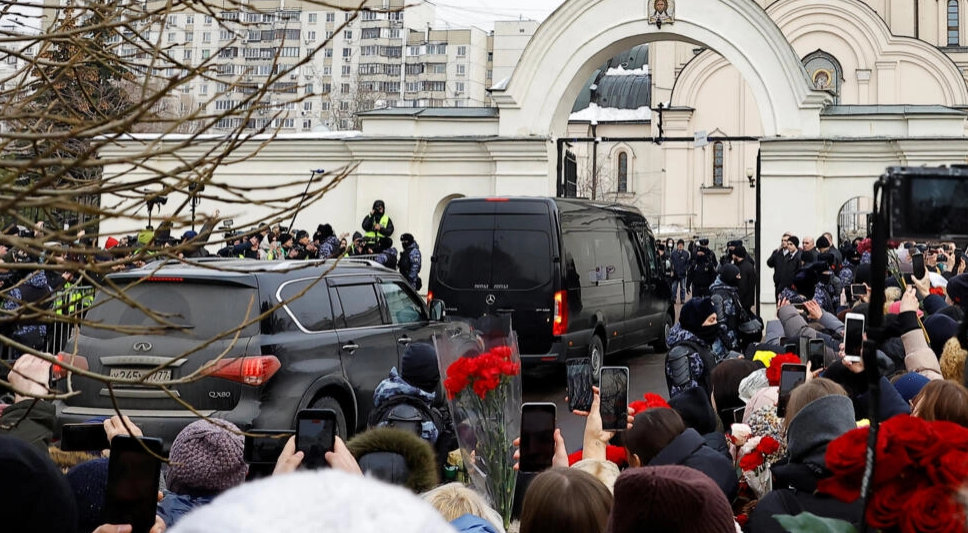 En Russie, des milliers de personnes rendent hommage à Alexeï Navalny lors d’obsèques sous haute surveillance