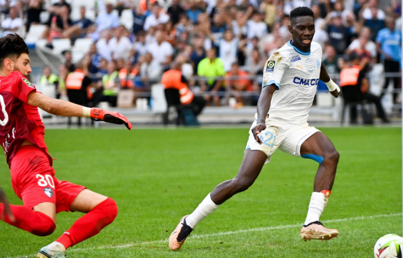 Ismaila Sarr coupe court aux rumeurs et s’engage avec l’OM pour l’avenir