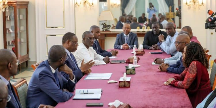 Epongement de la dette fiscale des entreprises de presse, réduction de la redevance audiovisuelle : le cadeau de Macky Sall à la presse