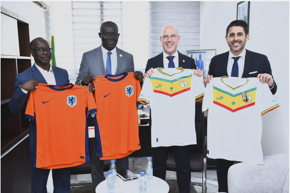 Fédération Néerlandaise de Football: De Jong et Van Der Star reçus par Me Augustin Senghor à Dakar