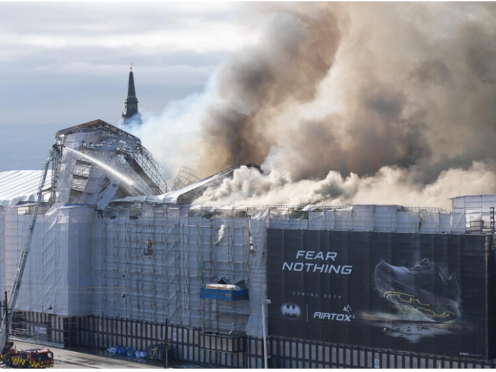 Danemark: la vieille Bourse de Copenhague dévorée par les flammes