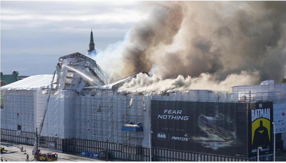 Danemark: la vieille Bourse de Copenhague dévorée par les flammes