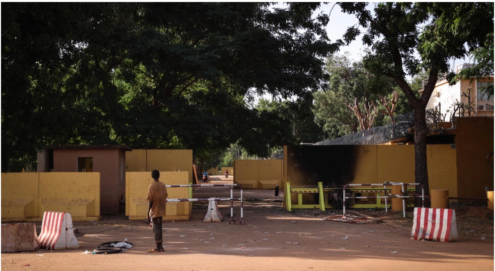 Le Burkina Faso expulse trois diplomates français en raison d' »activités subversives »