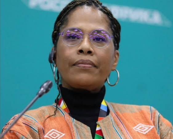Attaques contre Diomaye Faye : Nathalie Yamb tacle sévèrement l’écrivaine Fouazia Zouari
