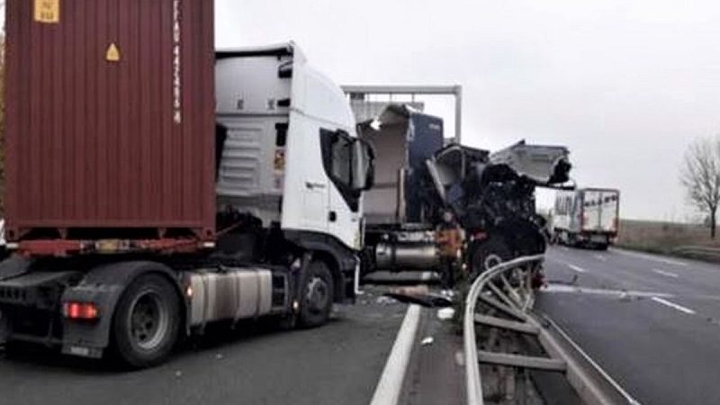 Collision entre deux (02) camions sur l’autoroute Diamniadio-Rufisque : l’un des chauffeurs coincé