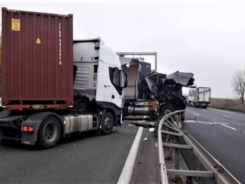 Collision entre deux (02) camions sur l’autoroute Diamniadio-Rufisque : l’un des chauffeurs coincé