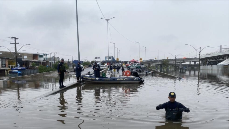 Brésil: après les inondations, la police au chevet de ceux qui n’ont pas fui