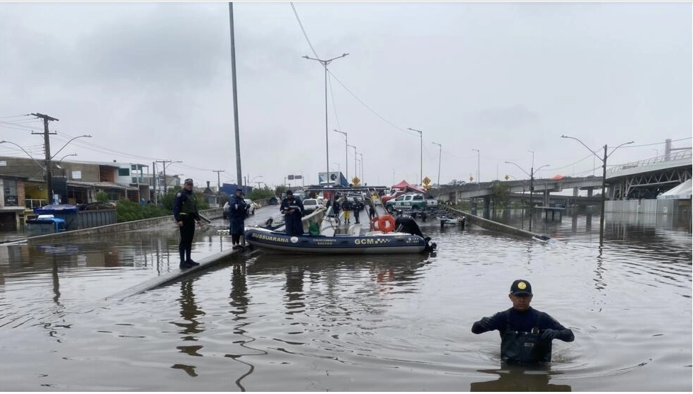 Brésil: après les inondations, la police au chevet de ceux qui n’ont pas fui