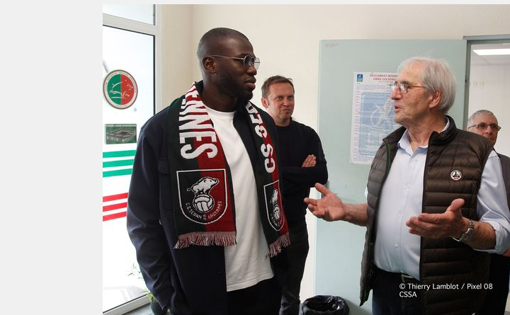 Kalidou Koulibaly, nouveau partenaire du CSSA, visite les installations à Sedan en présence des dignitaires locaux