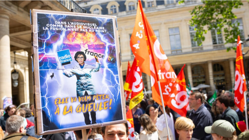 Fusion de l’audiovisuel public: la grève se poursuit, l’examen de la réforme repoussé