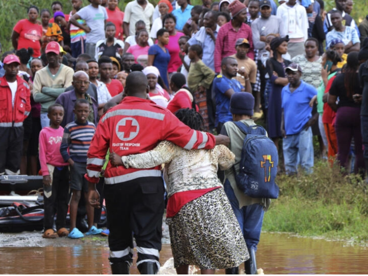 Pluies diluviennes et inondations au Kenya: les écoles restent fermées