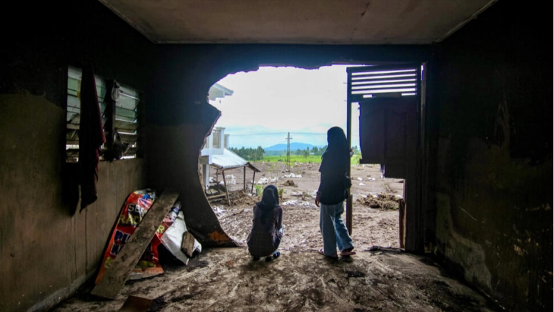 Indonésie: après les pluies diluviennes, les sauveteurs s’efforcent de retrouver des survivants