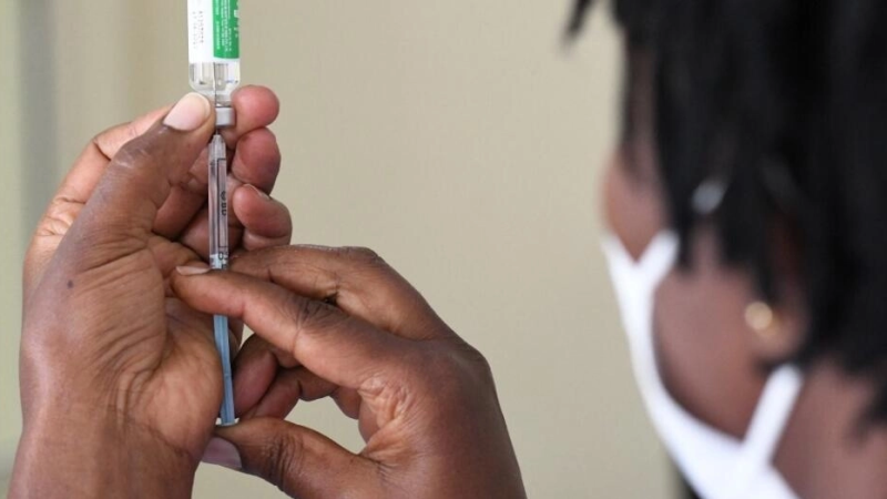 Paris accueille un sommet mondial pour accélérer la fabrication de vaccins en Afrique