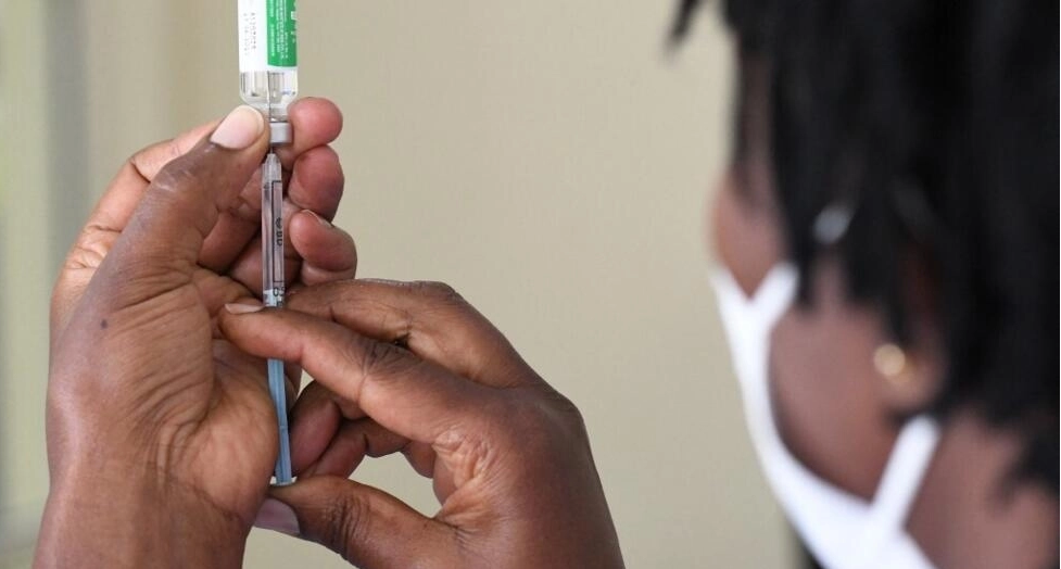 Paris accueille un sommet mondial pour accélérer la fabrication de vaccins en Afrique