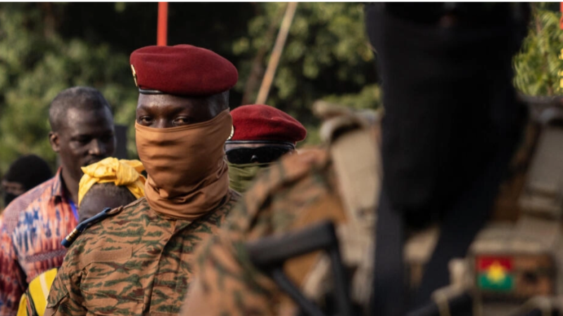 Burkina Faso: le chef de l’État préside un Conseil des ministres mais soulève toujours des questions