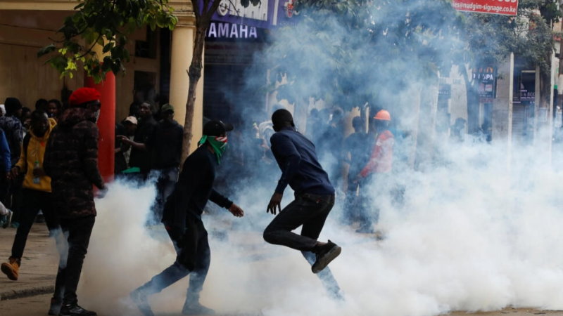 Kenya: nouvelle journée de tensions à Nairobi, 48 heures après une manifestation violemment réprimée