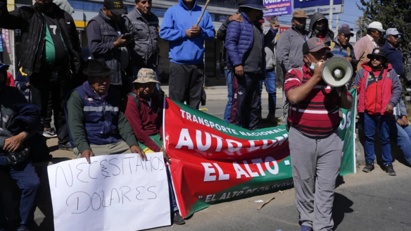 Bolivie: en colère contre le manque de carburant, les transporteurs bloquent les routes